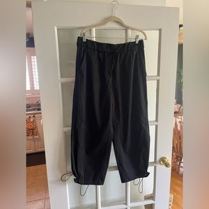Black cropped lululemon pants